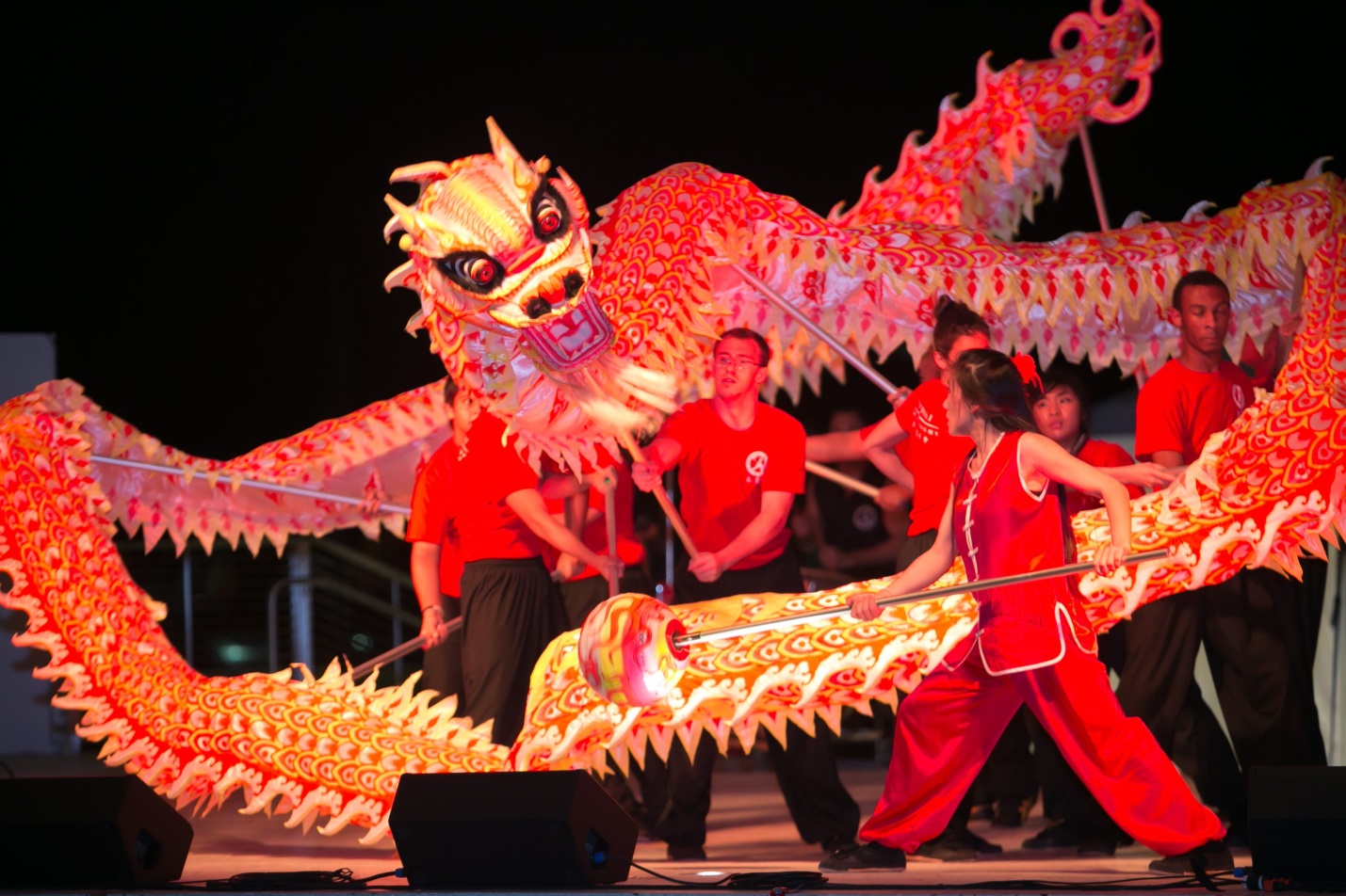 Танец драконов кто победил. Танец дракона в Китае. Китайский новый год танец дракона. Карнавал в Китае с драконами. Танец дракона в Китае на новый год.
